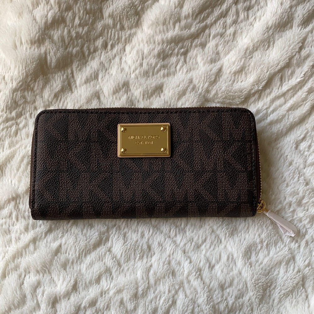 MK Michael Kors Jet Set Signature Travel Wallet